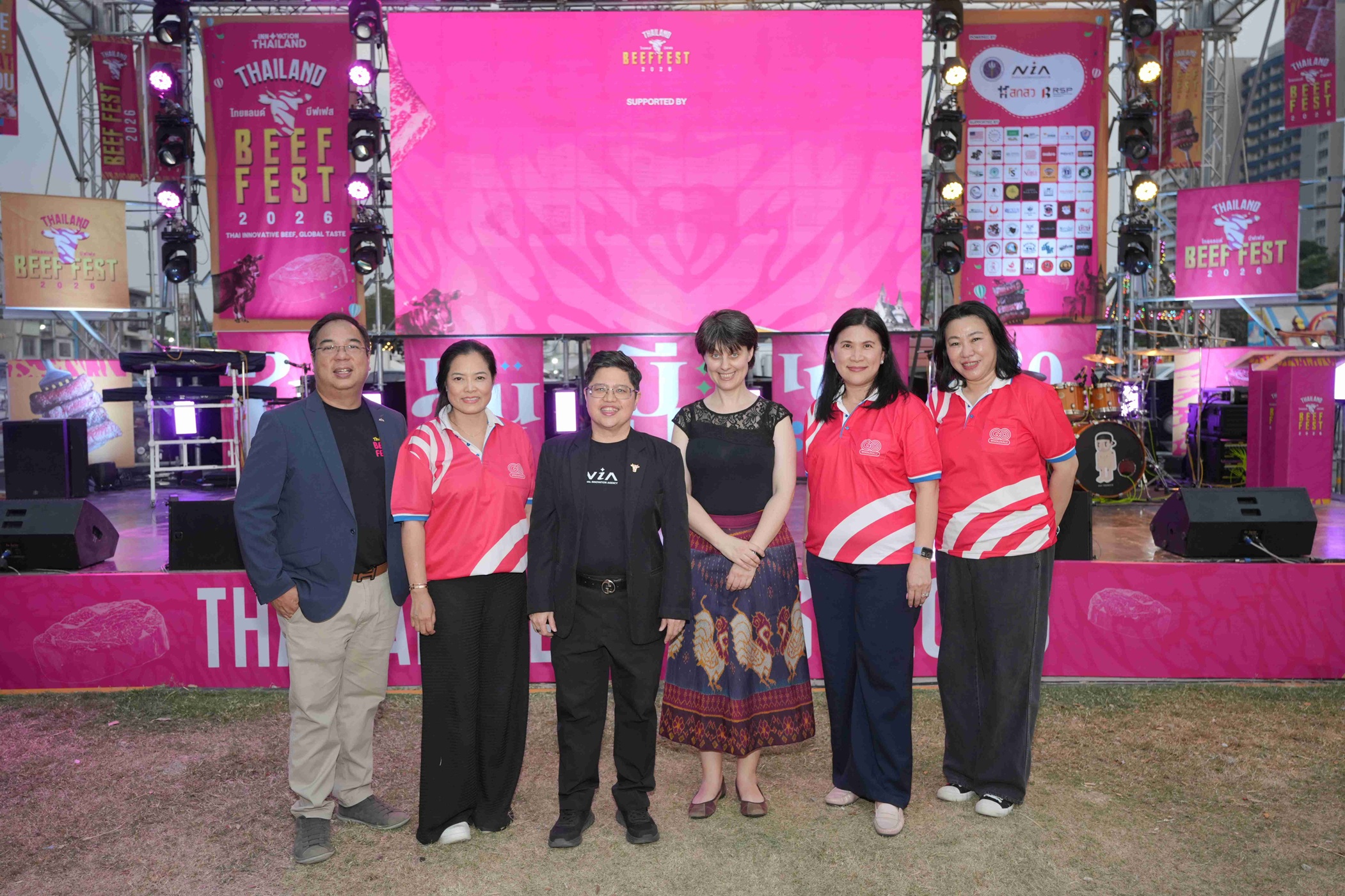 โก โฮลเซลล์ ร่วมโชว์เคส งาน 